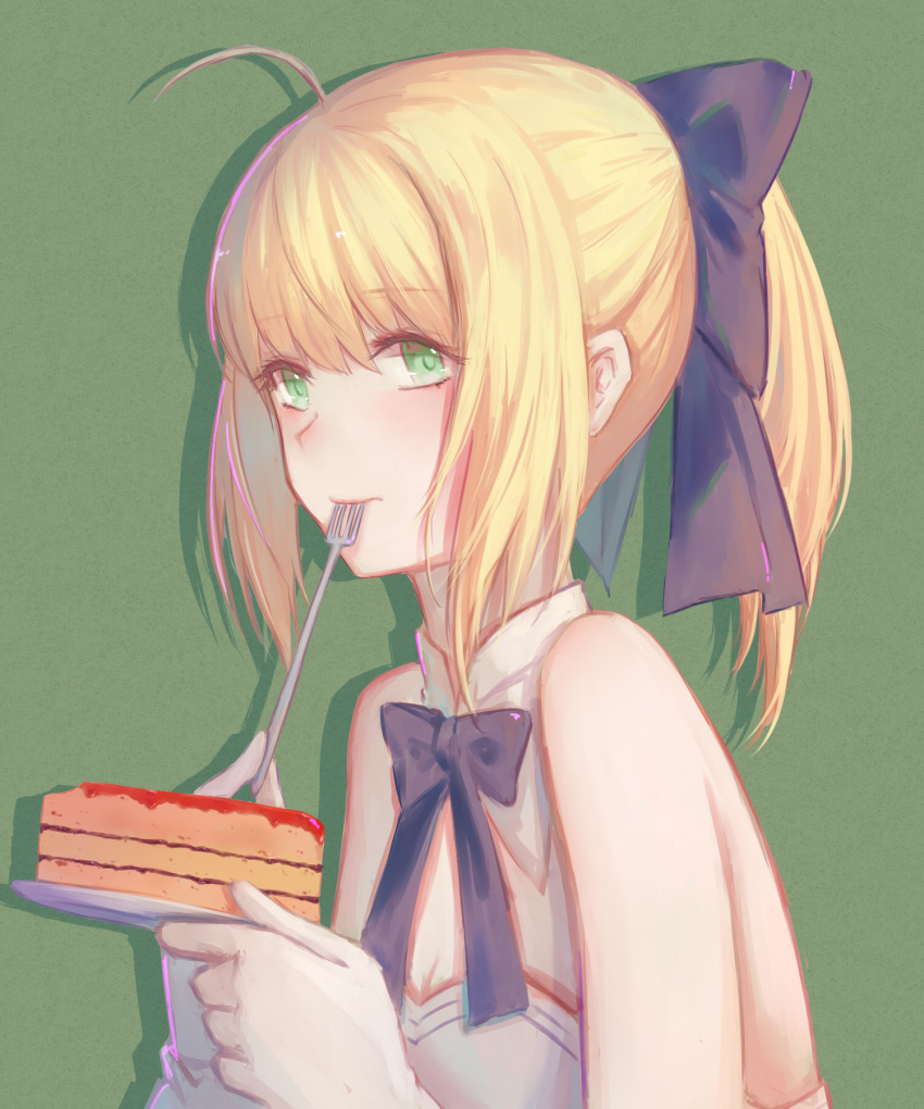 1girl ahoge artoria_pendragon_(all) bangs bare_shoulders blonde_hair bow bowtie cake detached_collar eating eyebrows_visible_through_hair flat_chest food fork freckles from_side green_background green_eyes hair_bow highres holding holding_plate long_hair looking_at_viewer looking_to_the_side plate ponytail purple_bow purple_neckwear saber simple_background slice_of_cake solo strapless tareme xing_muhen
