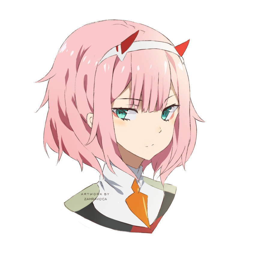 1girl alternate_hair_length alternate_hairstyle artist_name bangs commentary darling_in_the_franxx eyebrows_visible_through_hair green_eyes hairband highres horns orange_neckwear pink_hair short_hair simple_background solo uniform white_hairband zahravoca_(annpratamav) zero_two_(darling_in_the_franxx)