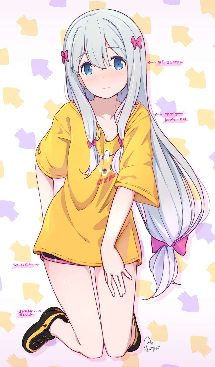 1girl absurdres azumi_akitake bare_legs black_footwear black_shorts blue_eyes bow closed_mouth collarbone directional_arrow eromanga_sensei full_body gradient_hair hair_bow highres izumi_sagiri kneeling light_frown long_hair looking_at_viewer low-tied_long_hair multicolored_hair no_socks oversized_clothes oversized_shirt pink_bow pink_hair shirt shoes short_sleeves shorts sidelocks signature silver_hair sneakers solo squid squid_background tareme translation_request very_long_hair yellow_shirt