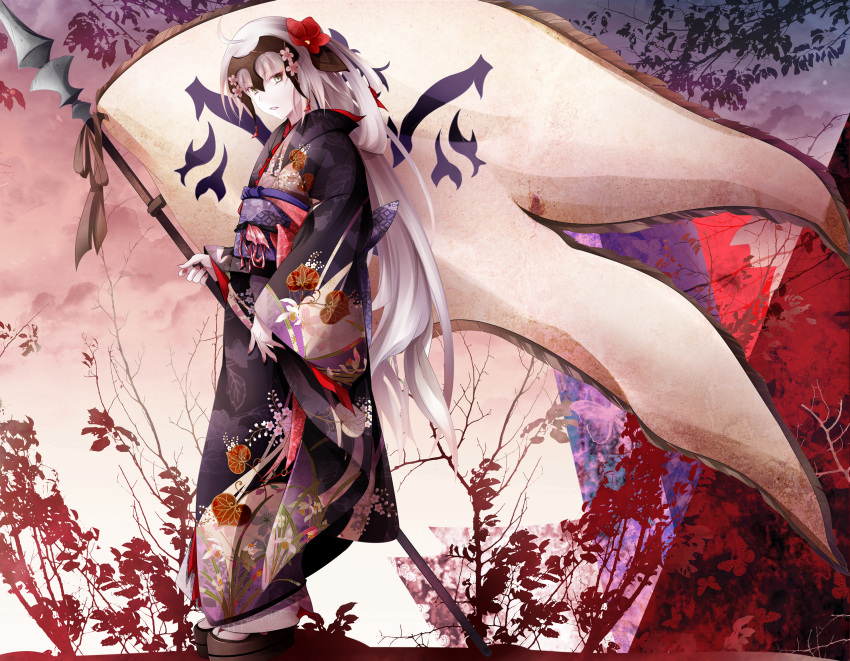 1girl banner black_kimono fate/grand_order fate_(series) floral_print flower from_side fudo_shin full_body hair_flower hair_ornament highres holding holding_weapon japanese_clothes jeanne_d'arc_(alter)_(fate) jeanne_d'arc_(fate)_(all) kimono long_hair looking_at_viewer obi parted_lips red_flower sash silver_hair solo standing very_long_hair weapon white_legwear yellow_eyes yukata