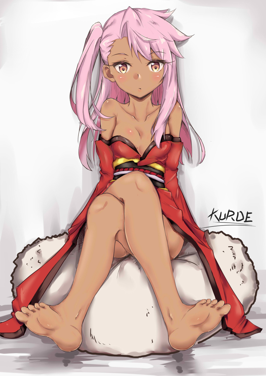 1girl absurdres artist_name barefoot breasts chloe_von_einzbern cleavage dark_skin detached_sleeves fate/kaleid_liner_prisma_illya fate_(series) grey_background highres japanese_clothes kimono legs_crossed long_hair looking_at_viewer obi pear_sauce pink_hair red_kimono sash shiny shiny_skin side_ponytail sleeveless sleeveless_kimono small_breasts solo