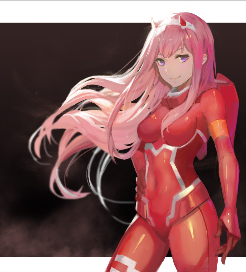 1girl absurdres aqua_eyes black_background bodysuit breasts cowboy_shot darling_in_the_franxx hairband hand_on_hip highres horns long_hair looking_at_viewer medium_breasts pink_hair red_bodysuit shinyu_xingyu skin_tight smile solo white_hairband zero_two_(darling_in_the_franxx)