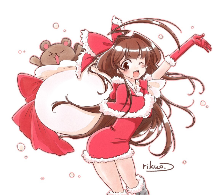 &gt;_&lt; 1girl :d ;d ahoge arm_up artist_name bangs bear blush brown_eyes brown_hair capelet christmas dress elbow_gloves eyebrows eyebrows_visible_through_hair facing_away fur_trim gloves hair_intakes holding holding_sack huge_ahoge kantai_collection kuma_(kantai_collection) long_hair looking_at_viewer one_eye_closed open_mouth outline over_shoulder pink_outline red_capelet red_dress red_gloves rikuo_(whace) sack santa_costume short_dress simple_background smile solo teeth tongue white_background