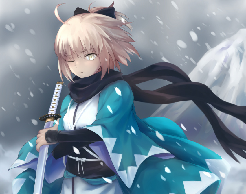 1girl ahoge bk201 black_bow black_scarf blonde_hair bow clouds cloudy_sky eyebrows_visible_through_hair fate/grand_order fate_(series) hair_between_eyes hair_bow haori holding holding_sword holding_weapon japanese_clothes looking_at_viewer obi okita_souji_(fate) one_eye_closed outdoors sash scarf sheath sheathed short_hair short_ponytail sky snowing solo standing sword weapon white_kimon yellow_eyes