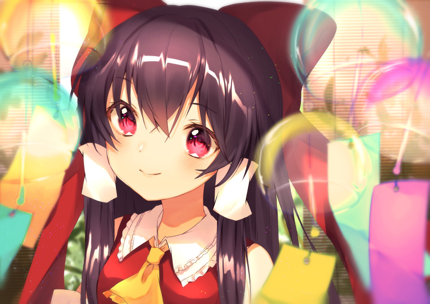 1girl absurdres ascot bare_shoulders black_hair blush bow commentary_request detached_sleeves eyebrows_visible_through_hair frilled_shirt_collar frills hair_between_eyes hair_bow hair_tubes hakurei_reimu head_tilt highres light_particles looking_at_viewer nenobi_(nenorium) red_bow red_eyes sidelocks smile solo touhou upper_body wind_chime yellow_neckwear