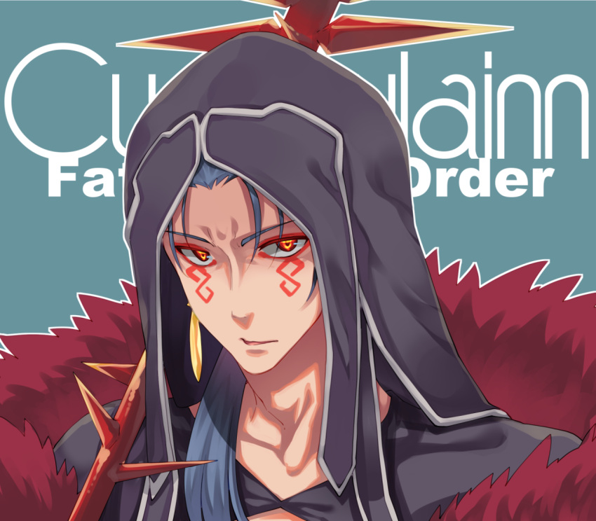 1boy akino_sora bangs blue_hair character_name copyright_name cu_chulainn_alter_(fate/grand_order) earrings facial_mark fate/grand_order fate_(series) gae_bolg green_background holding holding_weapon hood hood_up hooded_robe jewelry lance looking_at_viewer male_focus parted_lips polearm red_eyes robe simple_background solo upper_body weapon