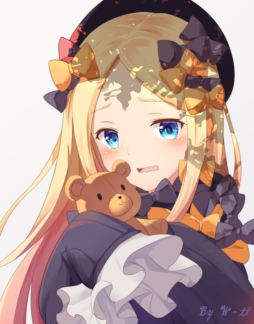 1girl abigail_williams_(fate/grand_order) absurdres bangs black_bow black_dress black_hat blonde_hair blue_eyes blush bow commentary dress eyebrows_visible_through_hair fate/grand_order fate_(series) forehead grey_background hair_bow hat head_tilt highres long_hair long_sleeves looking_at_viewer object_hug open_mouth orange_bow parted_bangs shadow simple_background sleeves_past_fingers sleeves_past_wrists solo stuffed_animal stuffed_toy tears teddy_bear very_long_hair w-t wavy_mouth