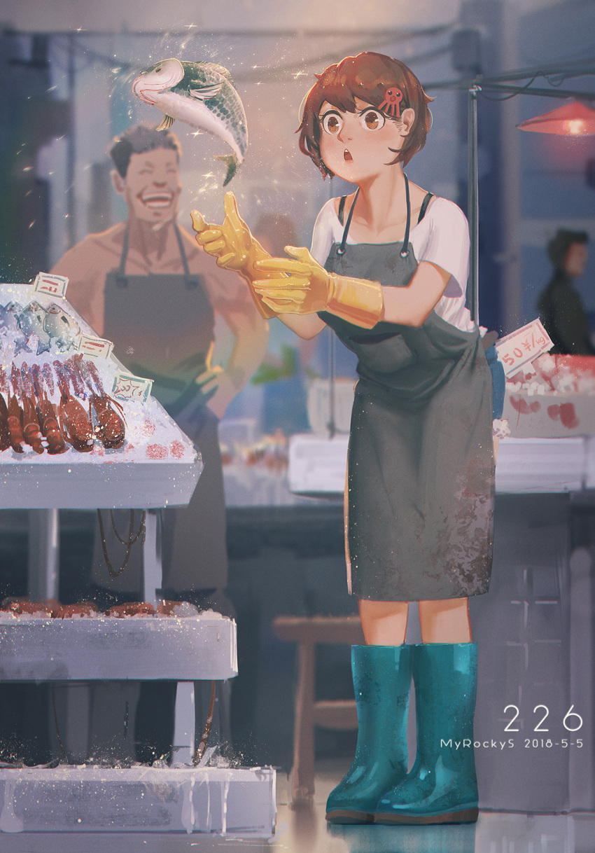 1boy 1girl apron artist_name boots brown_hair chinese_commentary commentary_request dated fish fish_market gloves hair_ornament hands_on_hips highres laughing octopus_hair_ornament original rubber_boots rubber_gloves shirt short_hair standing surprised t-shirt wudi_sao_nian