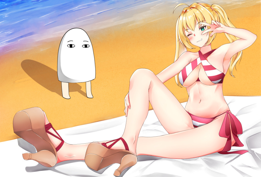 1girl arm_up bangs beach bikini blanket blonde_hair blush breasts brown_footwear cleavage commentary criss-cross_halter day eyebrows_visible_through_hair fate/grand_order fate_(series) green_eyes grin hair_between_eyes halter_top halterneck hand_on_leg high_heels highres large_breasts long_hair medjed navel nero_claudius_(fate)_(all) nero_claudius_(swimsuit_caster)_(fate) ocean one_eye_closed outdoors sand sandals side-tie_bikini siroimo0828 sitting smile standing striped striped_bikini swimsuit thighs twintails v_over_eye water