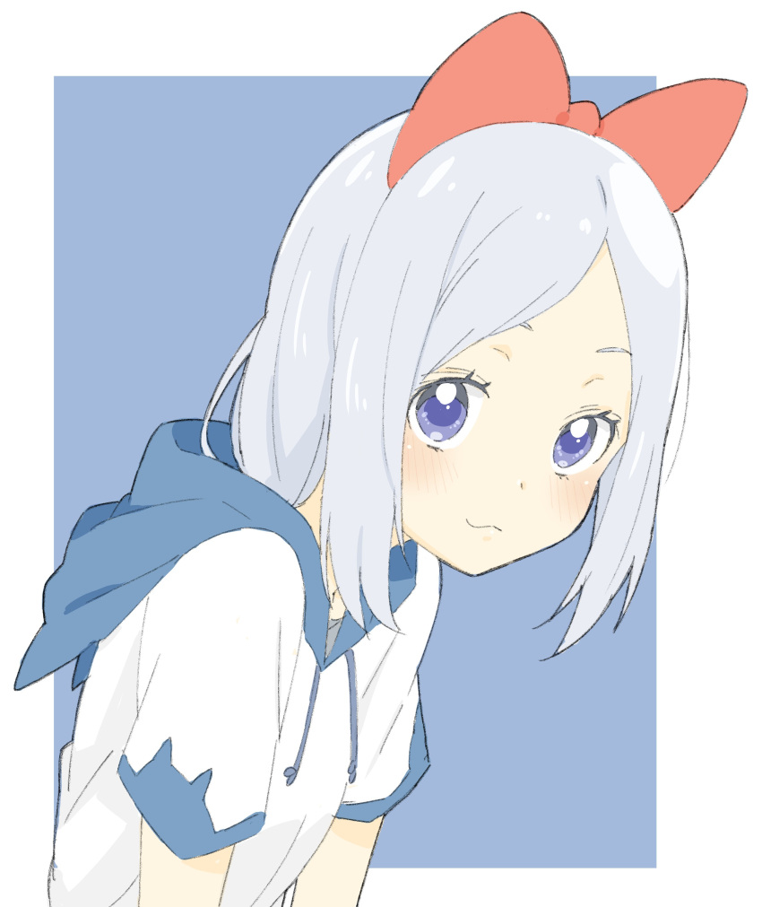 1girl :3 absurdres animal_hood blue_background blush bow closed_mouth copyright_request donguri_suzume grey_hair hair_bow highres hood hood_down hoodie leaning_forward looking_at_viewer red_bow shirt short_sleeves simple_background smile solo upper_body violet_eyes white_shirt