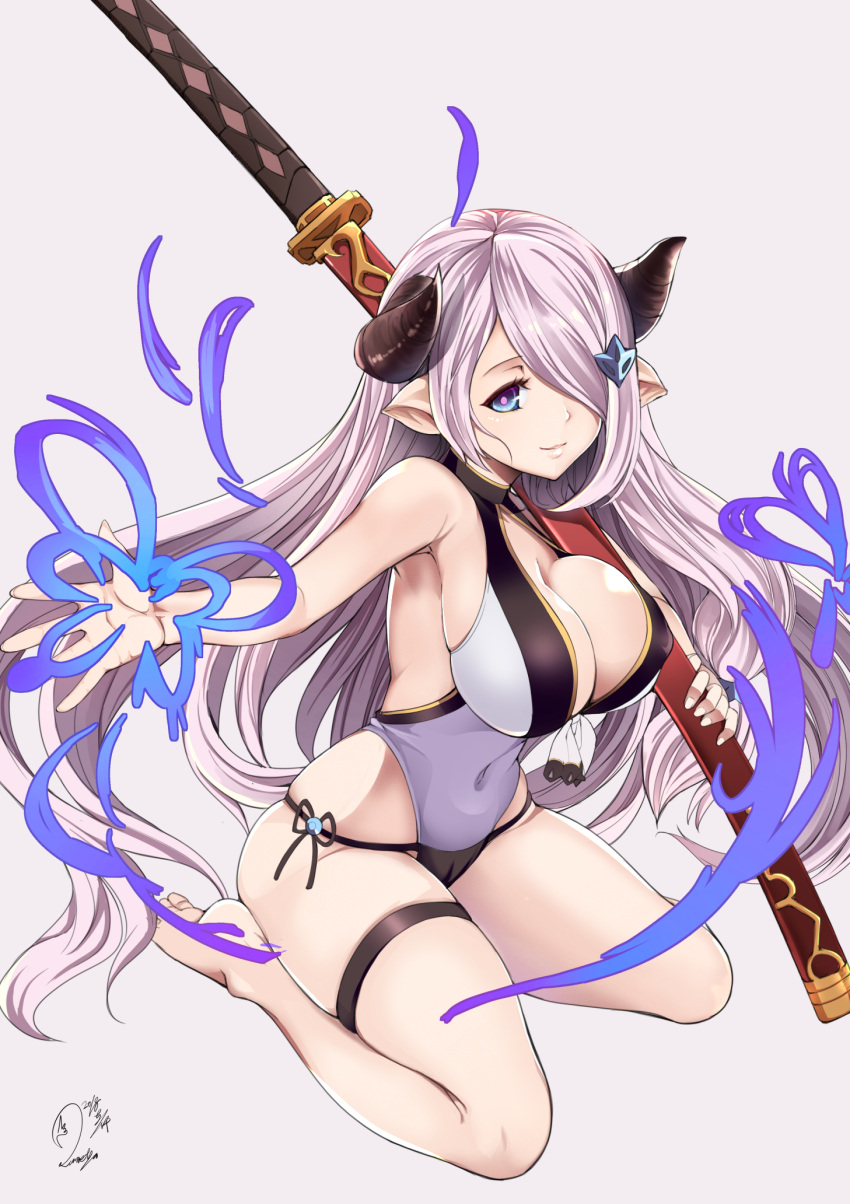 1girl baicha barefoot black_horns blue_eyes breasts cleavage commentary_request covered_navel draph granblue_fantasy hair_over_one_eye highres horns katana large_breasts lavender_background lavender_hair long_hair looking_at_viewer narmaya_(granblue_fantasy) pointy_ears signature simple_background sitting sleeveless solo sword very_long_hair wariza weapon