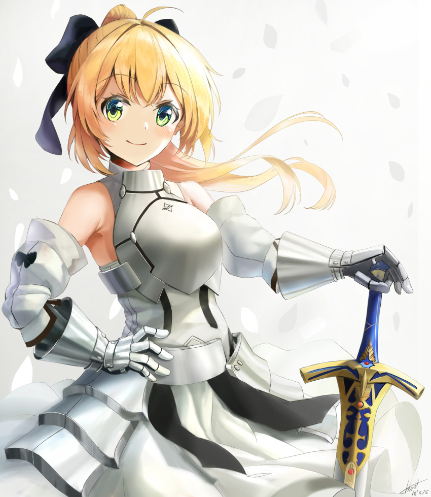 1girl ahoge armor armored_dress artoria_pendragon_(all) bangs black_bow blonde_hair bow breastplate cowboy_shot detached_sleeves dress excalibur eyebrows_visible_through_hair fate/unlimited_codes fate_(series) floating_hair gauntlets green_eyes hair_between_eyes hair_bow hand_on_hilt highres long_hair looking_at_viewer saber_lily shi-ro sleeveless sleeveless_dress solo standing white_background white_dress