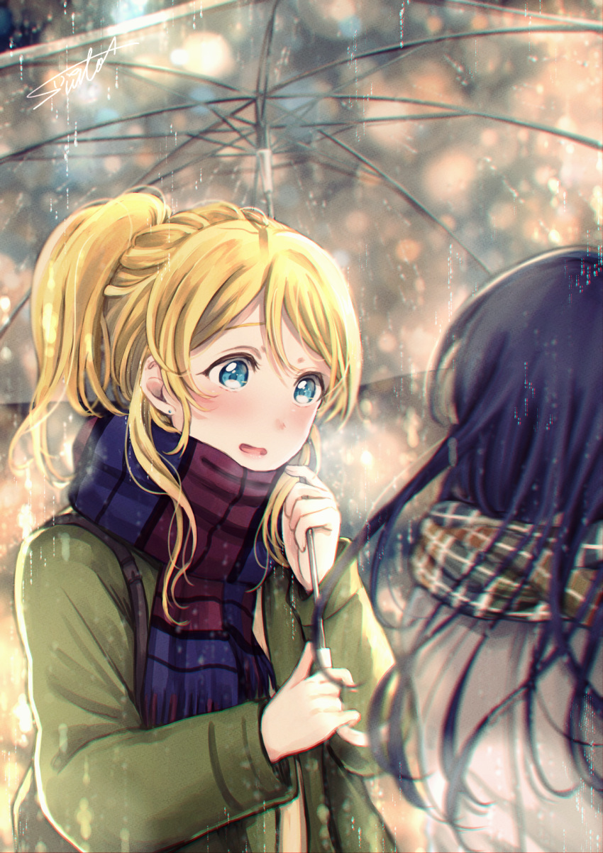 2girls ayase_eli bag blonde_hair blue_hair blurry blush bokeh depth_of_field earrings green_coat grey_coat highres holding holding_umbrella jewelry long_hair long_sleeves looking_at_another love_live! love_live!_school_idol_project multiple_girls open_mouth outdoors plaid plaid_scarf ponytail rain scarf shoulder_bag sidelocks signature smile sonoda_umi suito transparent_umbrella umbrella upper_body