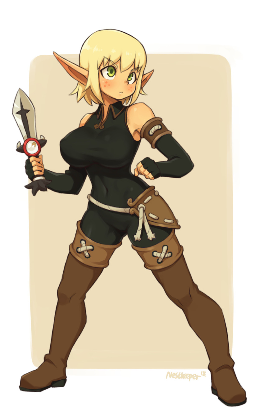 1girl artist_name black_gloves blonde_hair boots breasts brown_background brown_legwear commentary covered_navel elbow_gloves evangelyne eyebrows fingerless_gloves freckles full_body gloves green_eyes highres holding holding_sword holding_weapon large_breasts looking_away looking_to_the_side nestkeeper pointy_ears rubilax short_hair simple_background solo standing sword thigh-highs thigh_boots wakfu weapon