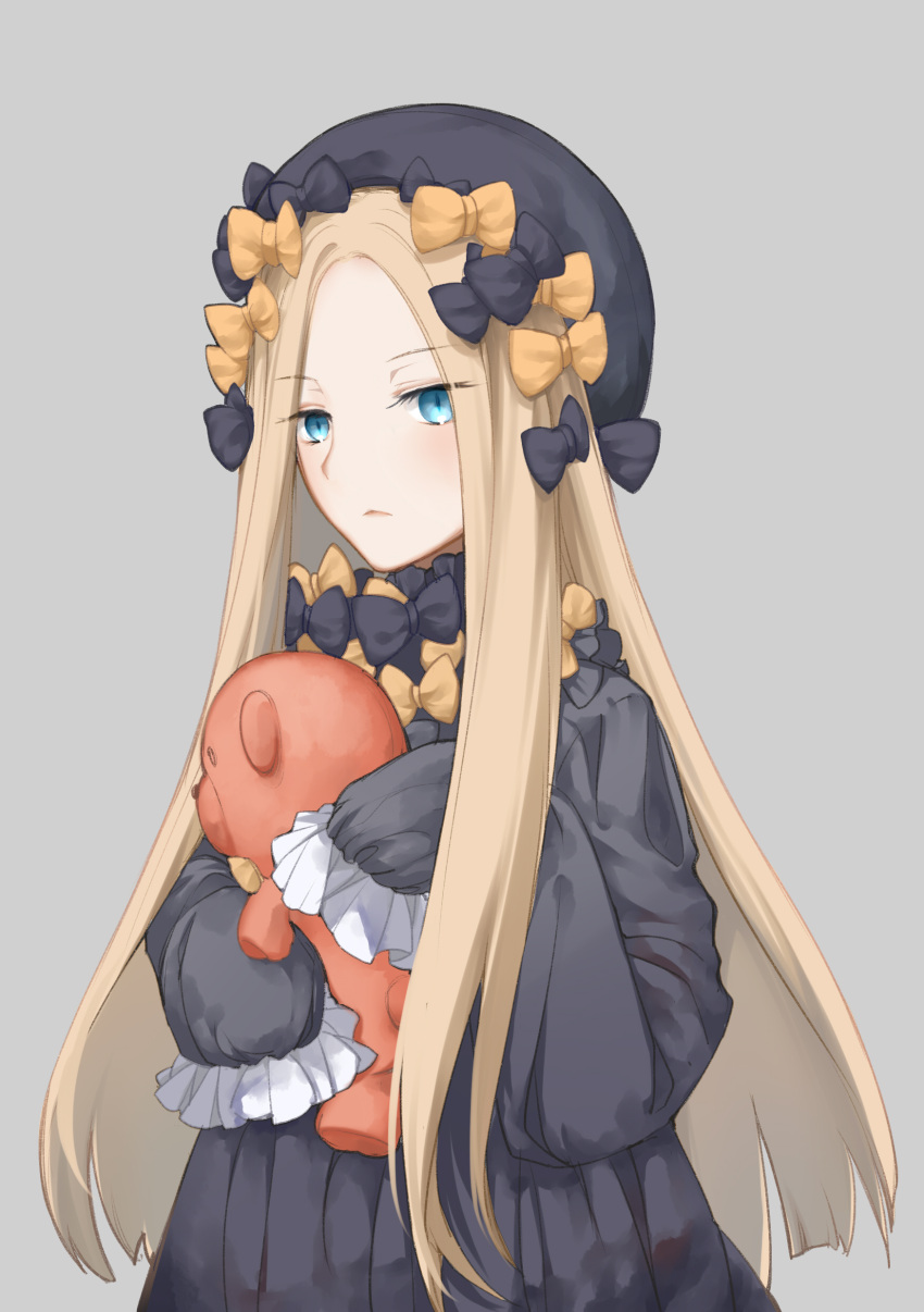 1girl abigail_williams_(fate/grand_order) absurdres alisius black_bow black_dress black_hat blue_eyes bow dress eyebrows_visible_through_hair fate/grand_order fate_(series) grey_background hair_bow hat highres long_sleeves looking_at_viewer orange_bow simple_background solo standing stuffed_animal stuffed_toy teddy_bear upper_body