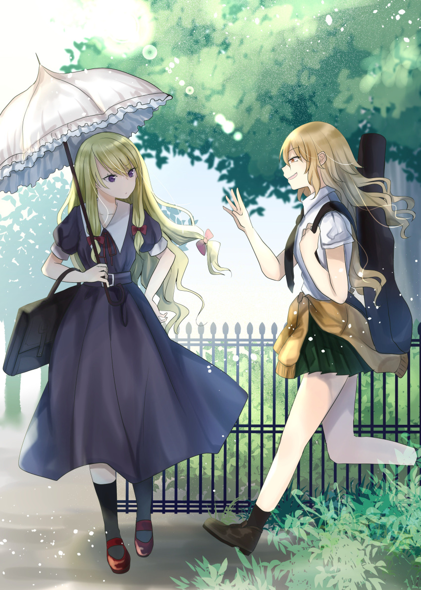 2girls absurdres adapted_costume bag blonde_hair bow casual clothes_around_waist dress fence green_skirt hair_bow hand_on_hip highres holding holding_umbrella instrument_case leaf long_hair looking_at_another matara_okina mimoto_(aszxdfcv) multiple_girls plant pleated_skirt puffy_short_sleeves puffy_sleeves purple_bow purple_dress sharp_teeth shirt short_sleeves skirt smile sweater_around_waist teeth touhou tree umbrella violet_eyes waving white_shirt yakumo_yukari yellow_eyes
