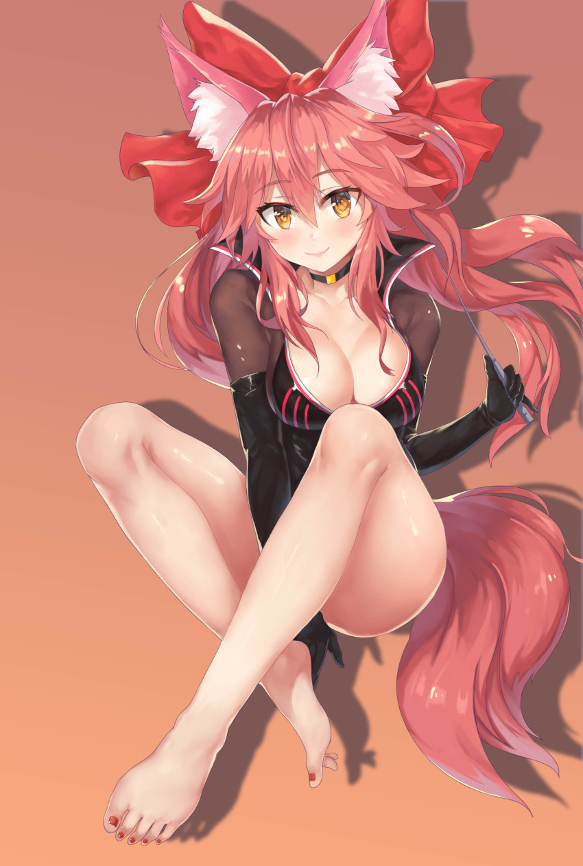 1girl absurdres animal_ears arm_between_legs barefoot between_legs black_choker black_gloves blush bow breasts choker cleavage closed_mouth elbow_gloves eyebrows_visible_through_hair fate/grand_order fate_(series) fox_ears fox_tail gloves hair_bow highres large_breasts legs long_hair looking_at_viewer nail_polish orange_background pink_hair red_bow red_nails shadow simple_background smile solo tail tamamo_(fate)_(all) tamamo_no_mae_(fate) toenail_polish toes twintails xiao_miao