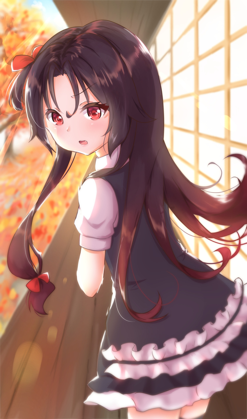 1girl autumn_leaves bangs black_dress blue_sky blurry blurry_background blush bow brown_hair clouds commentary_request day depth_of_field dress eyebrows_visible_through_hair fang frilled_dress frills gradient_hair hair_between_eyes hair_bow highres leaf long_hair looking_at_viewer looking_back maple_leaf multicolored_hair nut_megu outdoors parted_lips puffy_short_sleeves puffy_sleeves red_bow red_eyes redhead ryuuou_no_oshigoto! shirt short_sleeves sky sleeveless sleeveless_dress solo sunlight tree very_long_hair white_shirt yashajin_ai