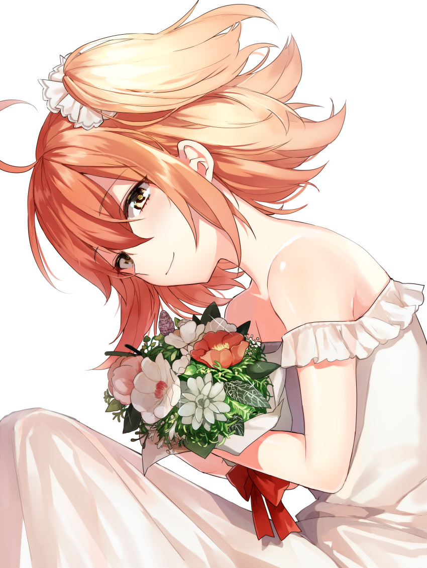 1girl absurdres ahoge bare_shoulders bouquet bow closed_mouth derori dress fate/grand_order fate_(series) flower fujimaru_ritsuka_(female) hair_ornament hair_scrunchie highres holding holding_bouquet looking_at_viewer orange_hair red_bow scrunchie short_hair side_ponytail simple_background smile solo strapless strapless_dress white_background white_dress white_scrunchie yellow_eyes