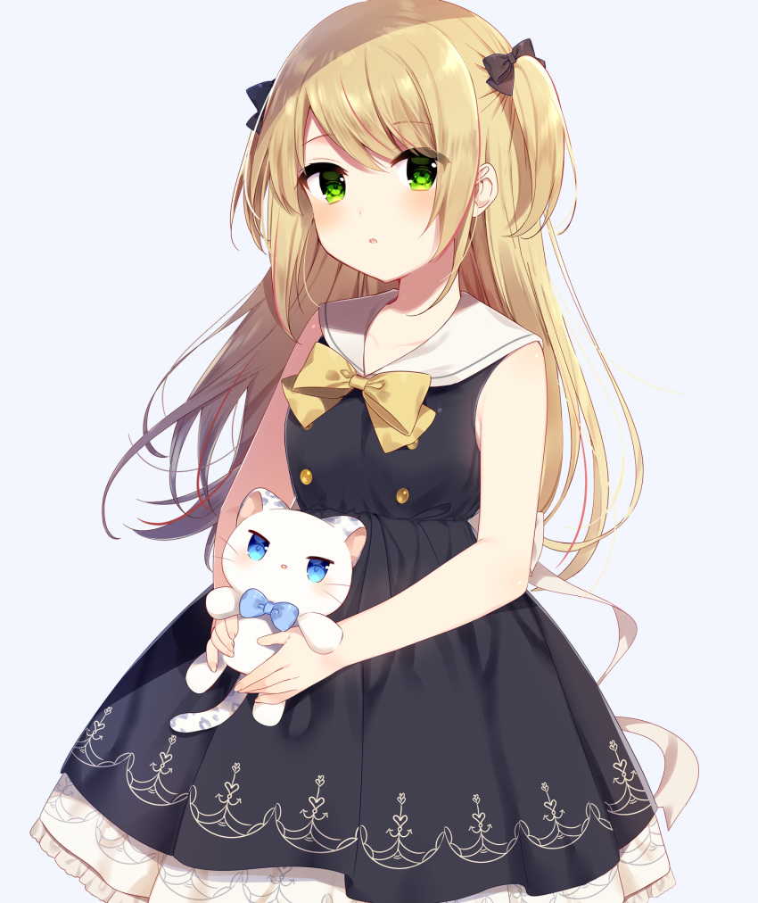 1girl animal bangs bare_arms bare_shoulders black_bow black_dress blue_background blue_bow blue_eyes blush bow cat commentary_request dress eyebrows_visible_through_hair green_eyes hair_between_eyes hair_bow highres holding holding_animal holding_cat light_brown_hair long_hair looking_at_viewer mafuyu_(chibi21) original parted_lips pleated_dress sailor_collar sailor_dress simple_background sleeveless sleeveless_dress solo two_side_up very_long_hair white_sailor_collar yellow_bow