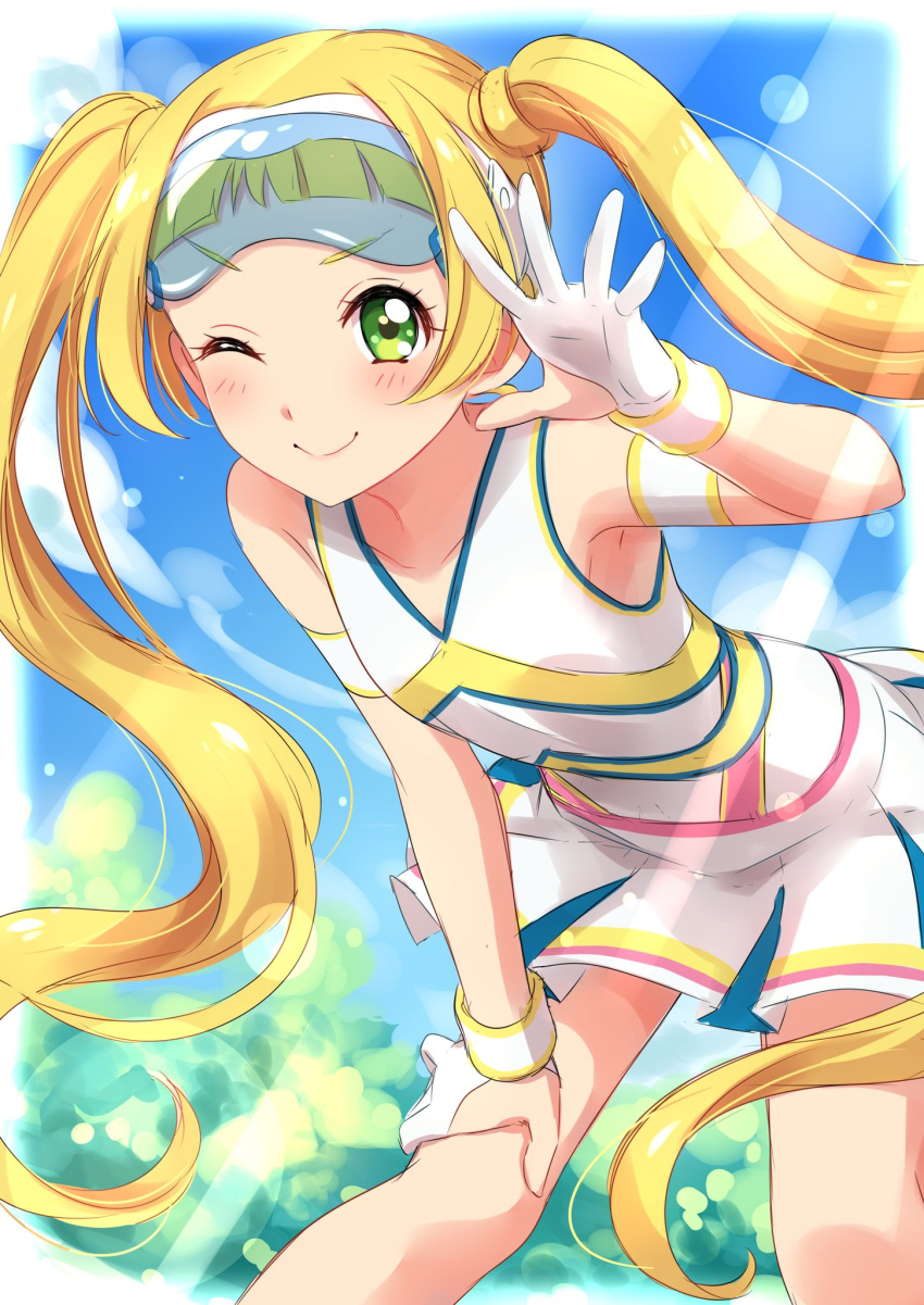 1girl aikatsu!_(series) aikatsu_friends! blonde_hair blue_sky blush closed_mouth commentary day floating_hair gloves goggles goggles_on_head green_eyes hand_up highres hinata_ema_(aikatsu_friends!) leaning_forward lens_flare lens_flare_abuse long_hair looking_at_viewer one_eye_closed outdoors partly_fingerless_gloves pleated_skirt sekina shirt skirt sky smile solo twintails very_long_hair white_shirt white_skirt