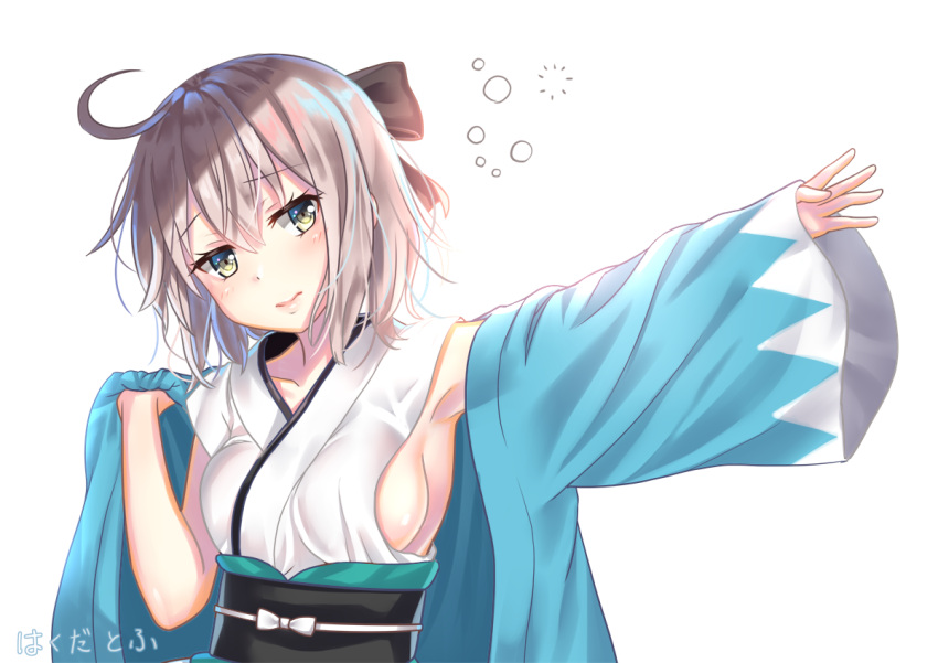 1girl ahoge bangs black_bow blush bow breasts collarbone commentary_request dressing eyebrows_visible_through_hair fate/grand_order fate_(series) hair_between_eyes hair_bow hakuda_tofu haori head_tilt japanese_clothes kimono koha-ace long_sleeves obi okita_souji_(fate) outstretched_arm sash shinsengumi short_kimono sideboob silver_hair simple_background sleepy sleeveless sleeveless_kimono sleeves_past_wrists solo white_background white_kimono wide_sleeves yellow_eyes