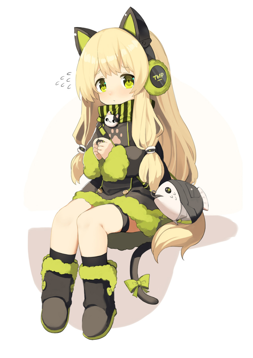 1girl animal_ears bag bangs black_coat black_footwear black_legwear blonde_hair boots bow buttons cat_ear_headphones cat_ears cat_tail closed_mouth coat commentary_request earmuffs eyebrows_visible_through_hair fake_animal_ears fingers_together flying_sweatdrops full_body fur-trimmed_boots fur-trimmed_coat fur-trimmed_sleeves fur_trim girls_frontline green_bow green_eyes green_scarf hair_tie hands_up headphones highres knee_boots kneehighs long_sleeves looking_at_viewer own_hands_together paw_print scarf sh_(562835932) shiny shiny_hair shoulder_bag sidelocks simple_background sitting solo striped striped_scarf tail tail_bow tareme thigh_strap tmp_(girls_frontline) vertical-striped_scarf white_background