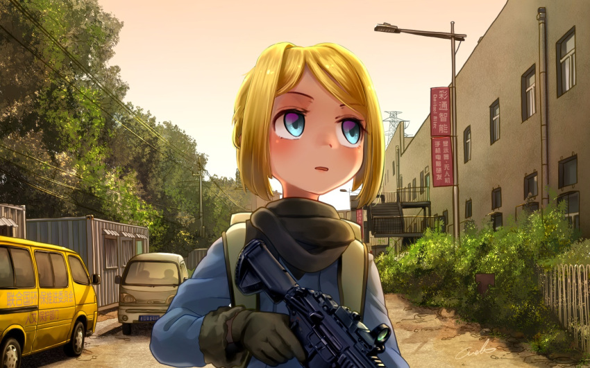 1girl assault_rifle backpack bag black_gloves black_scarf blonde_hair blue_coat blue_eyes building car city commentary day eyebrows_visible_through_hair fur-trimmed_sleeves fur_trim gloves ground_vehicle gun kemono_friends looking_away motor_vehicle neanderthal_man_(kemono_friends)_(welt_(kinsei_koutenkyoku)) original outdoors parted_lips personification power_lines rifle scarf short_hair signature solo upper_body weapon welt_(kinsei_koutenkyoku)