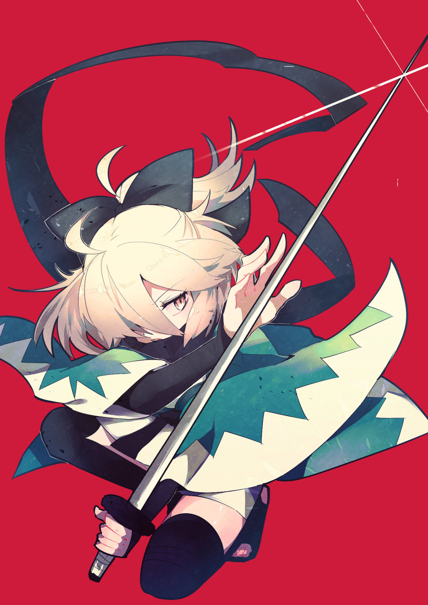 1girl ahoge bangs black_bow black_legwear black_scarf blonde_hair bow eyebrows_visible_through_hair fate/grand_order fate_(series) glint hair_between_eyes hair_bow highres holding holding_sword holding_weapon japanese_clothes katana koha-ace okita_souji_(fate) one_knee open_mouth ponytail red_background scarf shinsengumi sleeves_past_elbows solo sparkle sword tenioha thigh-highs weapon wide_sleeves yellow_eyes