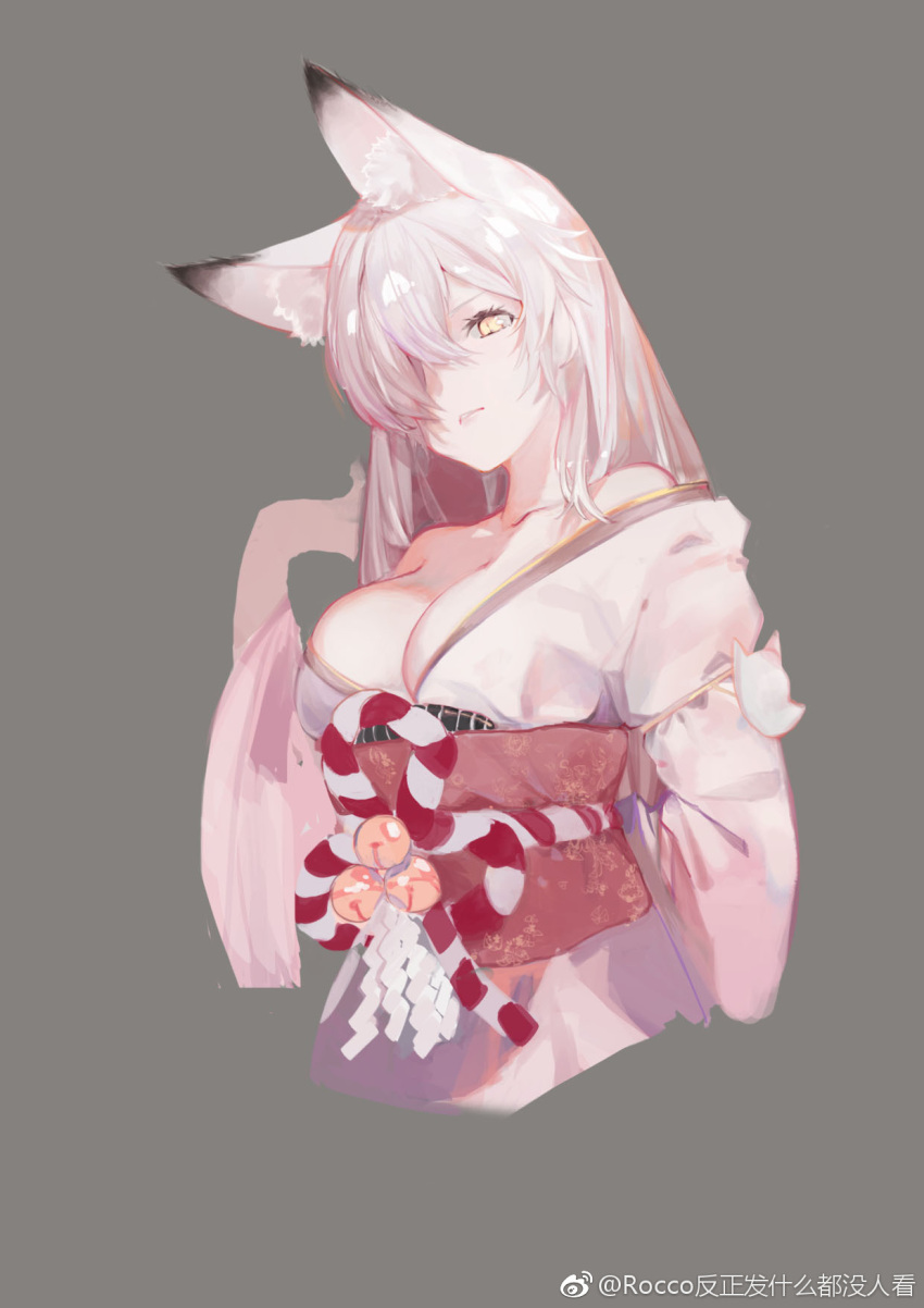 1girl animal_ears bare_shoulders breasts cleavage fox_ears grey_background hair_over_one_eye highres japanese_clothes kimono large_breasts obi off_shoulder original parted_lips rocco sash silver_hair simple_background slit_pupils solo unfinished weibo_username wide_sleeves yellow_eyes