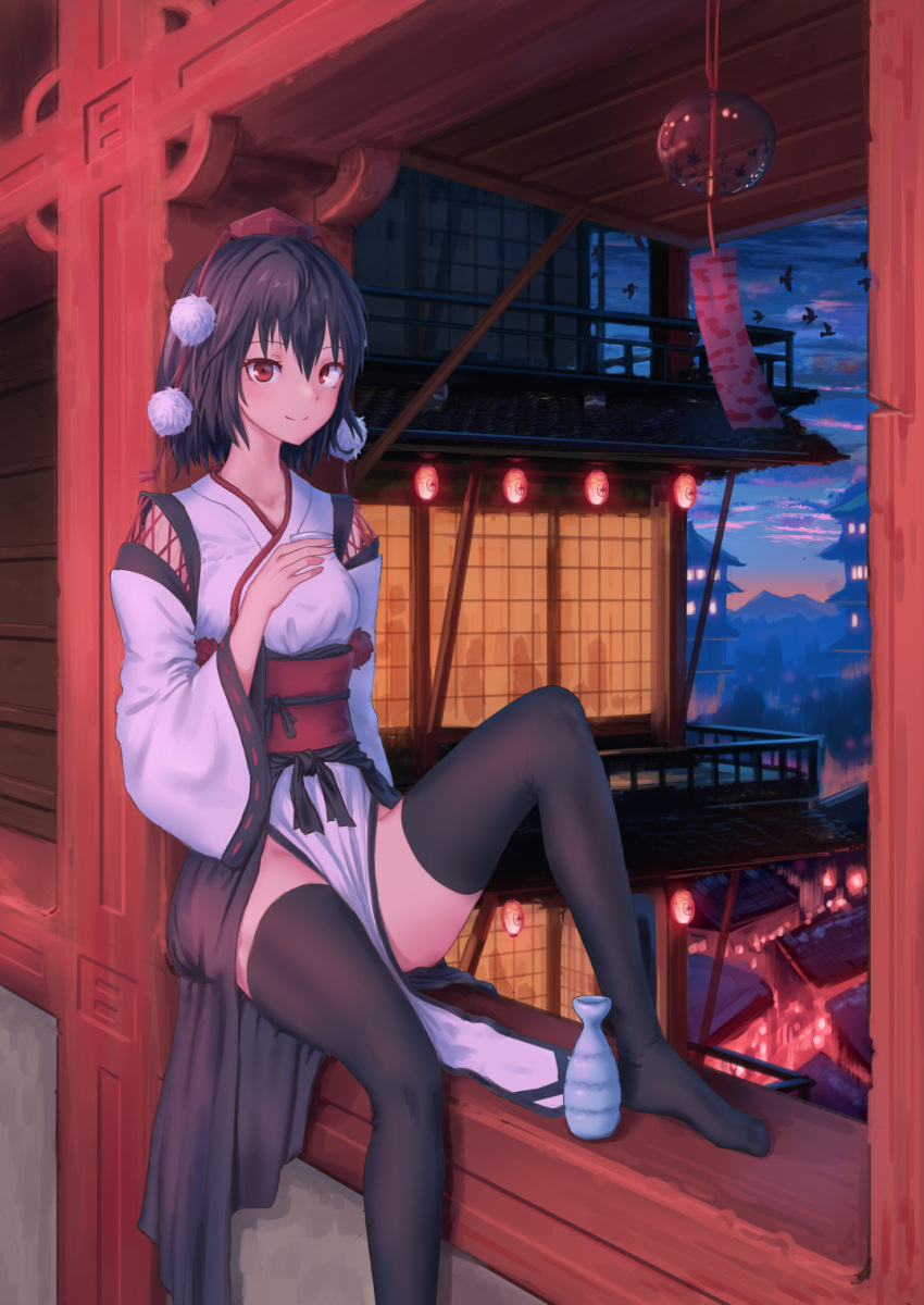 1girl alternate_costume bare_shoulders black_hair black_legwear breasts building commentary_request feet_out_of_frame hair_between_eyes hand_up hat highres japanese_clothes kimono knee_up kourindou_tengu_costume lantern long_sleeves looking_at_viewer medium_breasts no_shoes obi pagoda paper_lantern pelvic_curtain pom_pom_(clothes) red_eyes red_sash roke_(taikodon) sash shameimaru_aya short_hair sitting smile solo thigh-highs thighs tokin_hat tokkuri touhou white_kimono wide_sleeves wind_chime