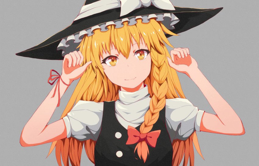 1girl bangs black_hat blonde_hair blunt_bangs bow braid grey_background grey_shirt hair_between_eyes hair_bow hair_over_shoulder hat hat_bow hat_ribbon highres kirisame_marisa long_hair red_bow red_ribbon ribbon shirt short_sleeves simple_background smile solo touhou upper_body very_long_hair white_bow white_ribbon witch_hat wrist_ribbon yang_zheng_yu yellow_eyes