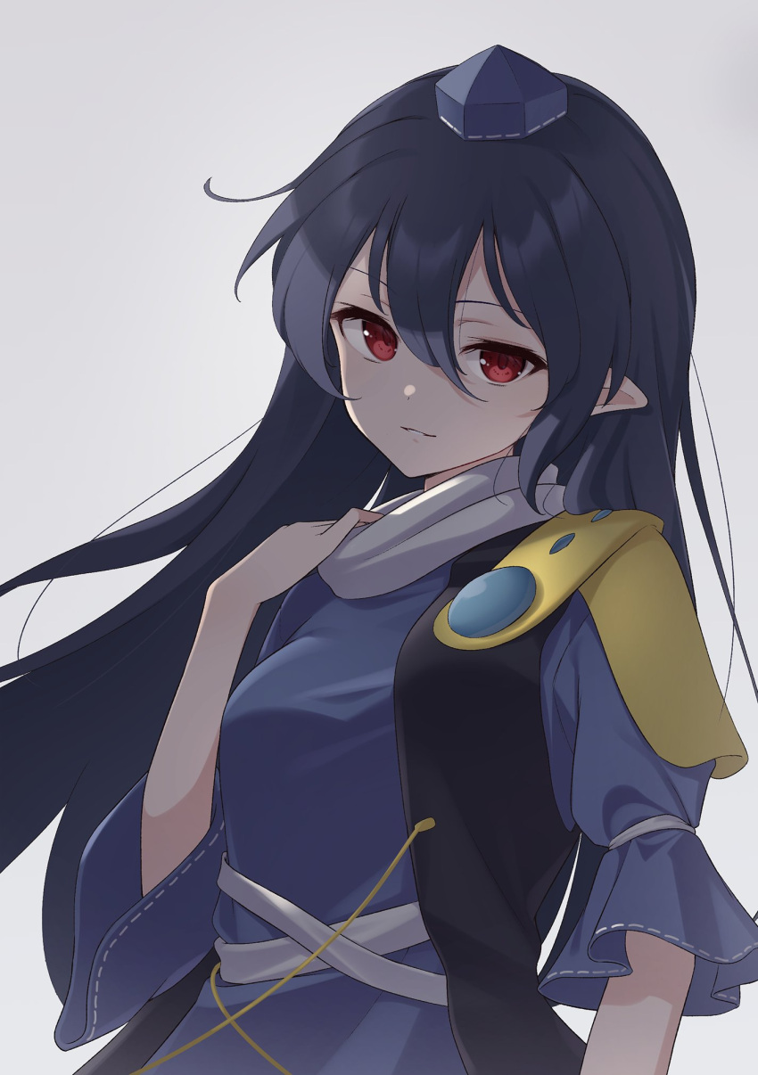 1girl black_hair blue_dress blue_headwear breasts dress grey_background hair_between_eyes hand_up hat highres iizunamaru_megumu kanpa_(campagne_9) light_smile long_hair medium_breasts parted_lips pointy_ears red_eyes solo tokin_hat touhou upper_body