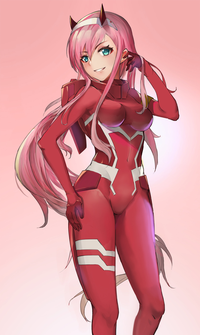 1girl bodysuit breasts breasts_apart covered_navel darling_in_the_franxx eyebrows_visible_through_hair floating_hair gradient gradient_background green_eyes grin hair_between_eyes hairband hand_in_hair highres horns long_hair looking_at_viewer medium_breasts pilot_suit pink_background pink_hair red_bodysuit smile solo standing very_long_hair white_hairband zero_two_(darling_in_the_franxx)