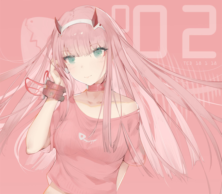 1girl arm_behind_back bangs blunt_bangs character_name choker collarbone darling_in_the_franxx dated eyebrows_visible_through_hair floating_hair green_eyes hairband hand_in_hair highres horns long_hair off_shoulder pink_background pink_hair pink_shirt shirt short_sleeves solo t_lege_d upper_body very_long_hair white_hairband zero_two_(darling_in_the_franxx)