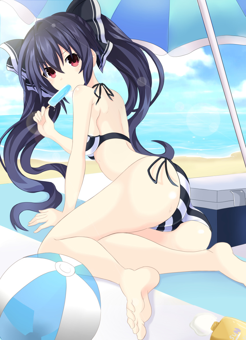 1girl absurdres barefoot beach bikini black_bikini black_hair blush breasts day food from_behind front-tie_top hair_ornament highres ice_cream large_breasts long_hair looking_at_viewer neptune_(series) noire ocean ramu-on@_shinon red_eyes ribbon smile soles solo striped striped_bikini swimsuit twintails