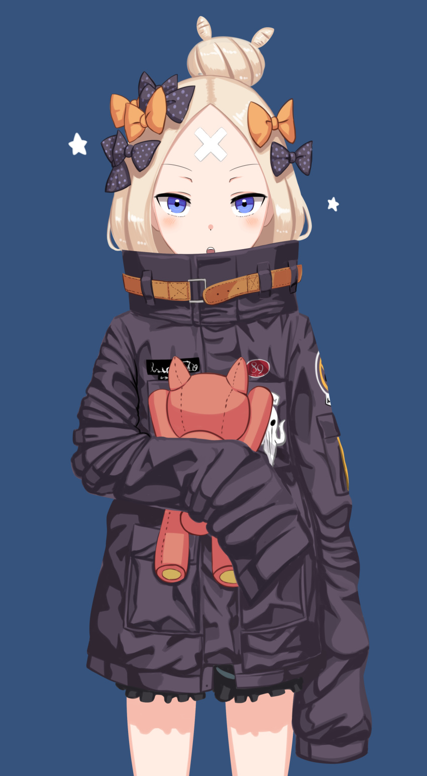 1girl abigail_williams_(fate/grand_order) absurdres alternate_hairstyle bandaid_on_forehead bangs belt black_bow black_jacket blonde_hair blue_background blue_eyes blush bow fate/grand_order fate_(series) forehead hair_bun high_collar highres holding holding_stuffed_animal jacket long_hair looking_at_viewer open_mouth orange_bow parted_bangs polka_dot polka_dot_bow sanbe_futoshi simple_background sleeves_past_fingers sleeves_past_wrists solo stuffed_animal stuffed_toy teddy_bear thighs