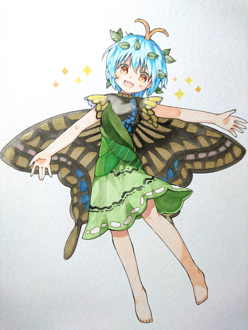1girl :d absurdres barefoot blue_hair blush butterfly_wings dress eternity_larva full_body green_dress grey_background head_tilt highres leaf leaf_on_head looking_at_viewer open_mouth orange_eyes outstretched_arms sasa_kichi short_hair short_sleeves smile solo sparkle spread_arms standing touhou traditional_media wings