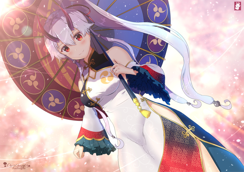 1girl alternate_costume alternate_hairstyle china_dress chinchongcha chinese_clothes detached_sleeves dress fate/grand_order fate_(series) frilled_sleeves frills highres holding holding_umbrella horns oni_horns oriental_umbrella red_eyes side_ponytail silver_hair smile solo tomoe_(symbol) tomoe_gozen_(fate/grand_order) umbrella
