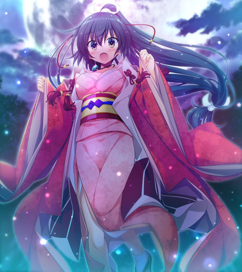 1girl black_hair blush breasts cleavage full_moon game_cg gotou_nao high_ponytail highres japanese_clothes jewelry kikyou_(kimi_to_tsunagaru_koi_flag) kimi_to_tsunagaru_koi_flag kimono long_hair long_sleeves low-tied_long_hair magatama moon necklace night obi official_art open_mouth outdoors sash solo wide_sleeves yellow_eyes