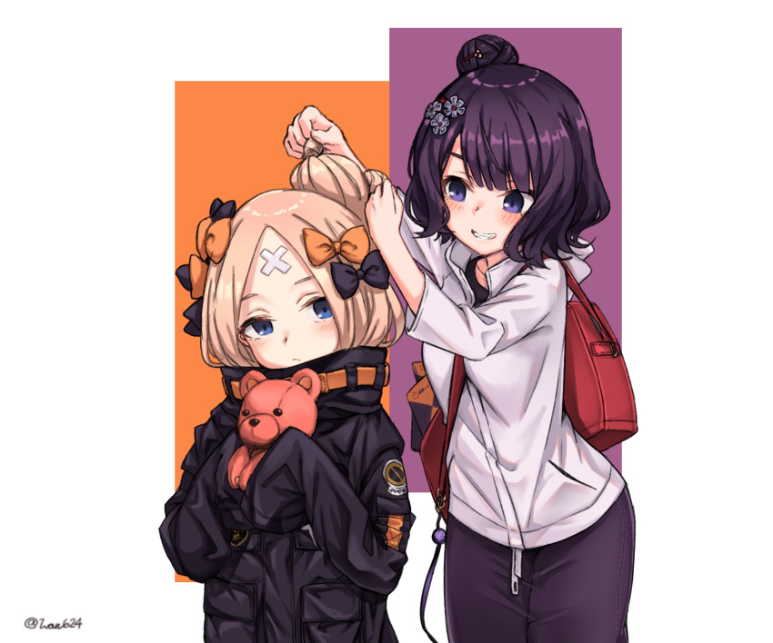 2girls abigail_williams_(fate/grand_order) bag bangs black_bow black_jacket black_pants blue_eyes blush bow closed_mouth commentary_request fate/grand_order fate_(series) grey_hoodie grin hair_bow hair_bun hair_ornament hairdressing highres holding holding_stuffed_animal hood hood_down hoodie ivan_wang jacket katsushika_hokusai_(fate/grand_order) light_brown_hair long_hair multiple_girls orange_bow pants parted_bangs purple_hair shoulder_bag smile stuffed_animal stuffed_toy teddy_bear twitter_username violet_eyes