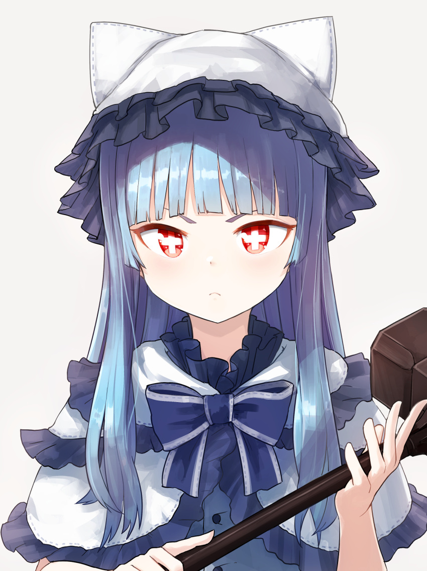&gt;:( 1girl animal_ears animal_hat bangs blue_bow blue_hair blunt_bangs bow capelet cat_ears cat_hat closed_mouth commentary_request frilled_capelet frills frown grey_background hammer hands_up hat highres holding holding_hammer long_hair looking_at_viewer nosuku original red_eyes solo v-shaped_eyebrows very_long_hair white_capelet white_hat