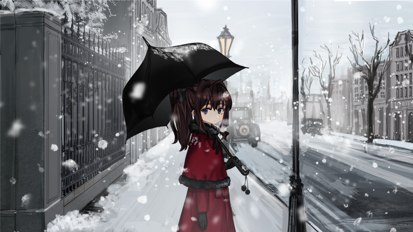 1girl bangs black_bow black_gloves black_umbrella blue_eyes blush bow brown_hair building capelet car closed_mouth clouds cloudy_sky coat day fence fur-trimmed_capelet fur-trimmed_gloves fur_trim gloves ground_vehicle hair_between_eyes hair_bow hair_intakes holding holding_umbrella lamppost long_hair long_sleeves looking_at_viewer looking_to_the_side luicent motor_vehicle original outdoors overcast ponytail red_capelet red_coat road sidelocks sidewalk sky snow snowing solo street tree umbrella