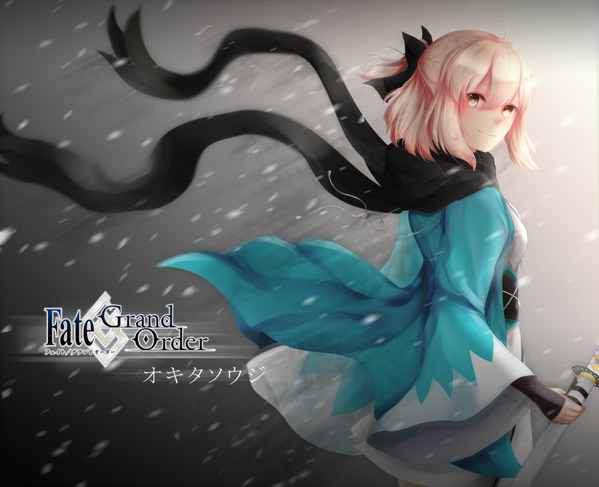 1girl black_bow black_scarf blonde_hair bow character_name copyright_name cowboy_shot fate/grand_order fate_(series) floating_hair from_side grey_background hair_between_eyes hair_bow haori highres holding holding_sheath japanese_clothes kimono looking_at_viewer okita_souji_(fate) okita_souji_(fate)_(all) scarf sheath sheathed short_hair short_kimono short_ponytail slime_(user_jpds8754) smile solo standing white_kimono yellow_eyes