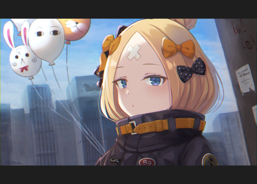 1girl abigail_williams_(fate/grand_order) balloon bangs black_bow black_jacket blonde_hair blue_eyes blue_sky bow building closed_mouth clouds commentary_request day fate/grand_order fate_(series) fou_(fate/grand_order) hair_bow hair_bun jacket long_hair looking_at_viewer medjed orange_bow outdoors parted_bangs polka_dot polka_dot_bow portrait razaria sky skyscraper solo