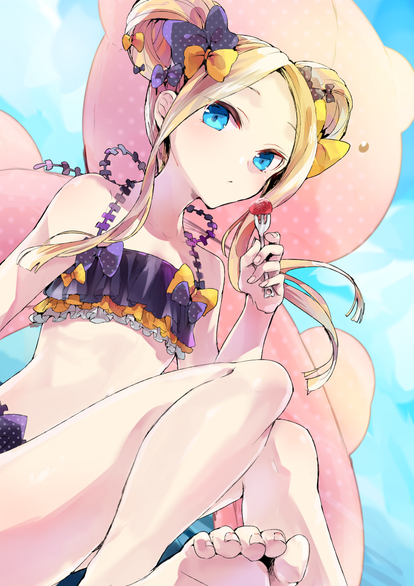 1girl abigail_williams_(fate/grand_order) absurdres bangs bare_arms bare_legs bare_shoulders barefoot bikini black_bikini black_bow blonde_hair blue_eyes blue_sky blurry blurry_background bow closed_mouth clouds cloudy_sky commentary_request day depth_of_field double_bun eyebrows_visible_through_hair fate/grand_order fate_(series) feet fingernails food forehead fork fruit hair_bow highres holding holding_fork horizon looking_at_viewer ocean orange_bow outdoors parted_bangs polka_dot polka_dot_bow side_bun sidelocks sitting sky solo strawberry swimsuit toenails tomozero water