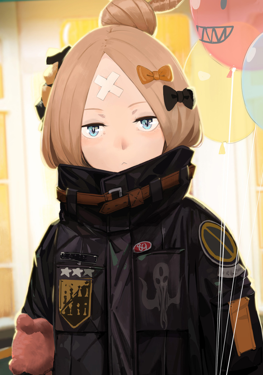 1girl :&lt; abigail_williams_(fate/grand_order) balloon bamuth bangs black_bow black_jacket blonde_hair blue_eyes blurry blurry_background bow closed_mouth commentary_request crossed_bandaids depth_of_field fate/grand_order fate_(series) hair_bow hair_bun highres jacket long_hair long_sleeves looking_at_viewer object_hug orange_bow parted_bangs polka_dot polka_dot_bow sleeves_past_fingers sleeves_past_wrists solo star stuffed_animal stuffed_toy teddy_bear
