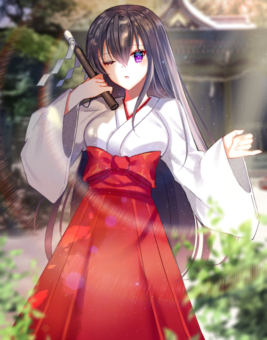 1girl black_hair bow day dust_particles ecu8080 hair_between_eyes hakama highres holding japanese_clothes kimono lens_flare long_hair looking_at_viewer miko one_eye_closed open_mouth original outdoors red_bow red_hakama solo standing very_long_hair violet_eyes white_kimono