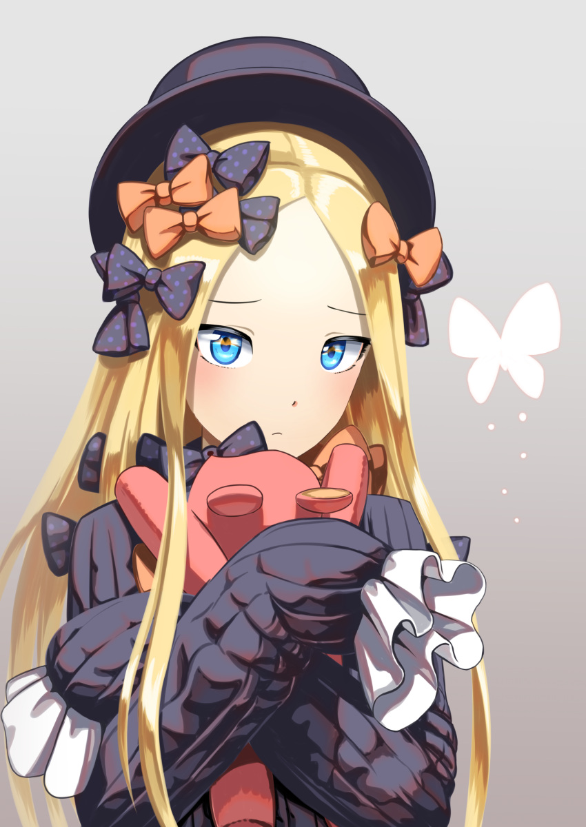 1girl abigail_williams_(fate/grand_order) absurdres bangs black_bow black_dress black_hat blonde_hair blue_eyes blush bow closed_mouth commentary_request dress fate/grand_order fate_(series) forehead grey_background hair_bow hands_up hat highres long_hair long_sleeves looking_at_viewer object_hug orange_bow parted_bangs polka_dot polka_dot_bow sanbe_futoshi sleeves_past_fingers sleeves_past_wrists solo stuffed_animal stuffed_toy teddy_bear very_long_hair