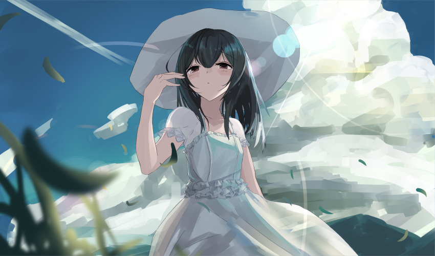 1girl bangs black_hair blue_sky blurry blurry_foreground blush brown_eyes closed_mouth clouds commentary_request day depth_of_field doran_(dorannomai) dress eyebrows_visible_through_hair hair_between_eyes hand_up hat highres idolmaster idolmaster_shiny_colors long_hair morino_rinze outdoors see-through short_sleeves sky solo sun_hat sunlight white_dress white_hat